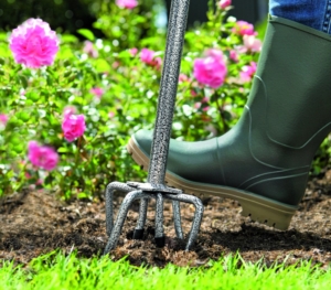 bodenlockerung-gartenkralle-dehner